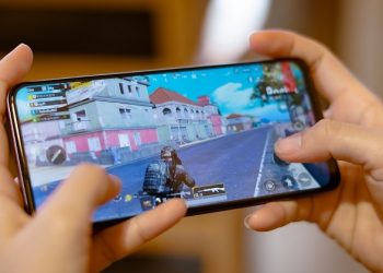 Pin trâu, RAM khủng vậy có nên mua Vivo Y50 không?