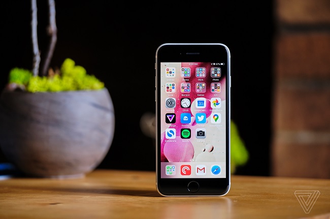 iPhone SE 2020 có ngoại hình nhỏ gọn dễ dàng bỏ túi quần