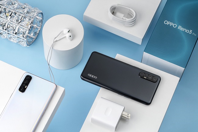 OPPO Reno3 Pro sở hữu mặt lưng kính bóng bẩy, đổi màu ở góc độ ánh sáng khác nhau