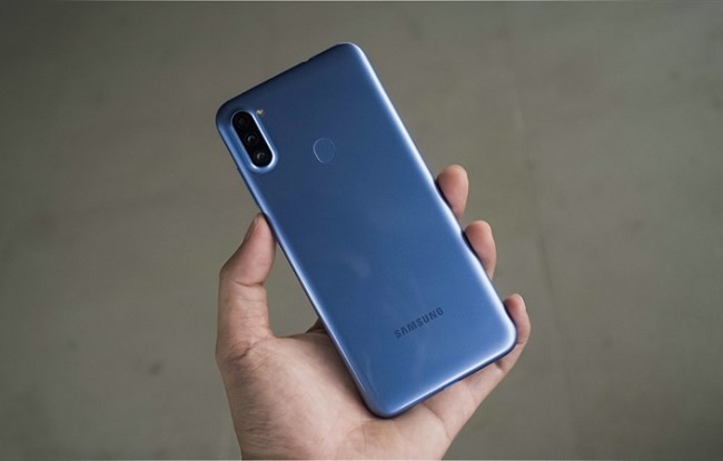 Nhược điểm là có hiện tượng bám vân tay khi cầm máy lâu