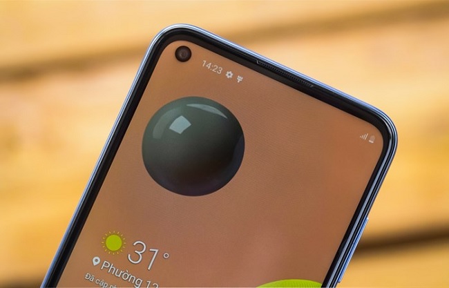 Điện thoại giá rẻ song được trang bị màn hình đục lỗ thú vị