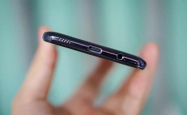 Cạnh đáy của máy với loa ngoài, cổng kết nối USB-C và jack tai nghe 3.5 mm