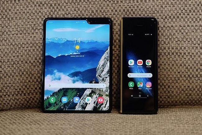 Màn hình chính và phụ của Galaxy Fold 2 đều lớn hơn Galaxy Fold