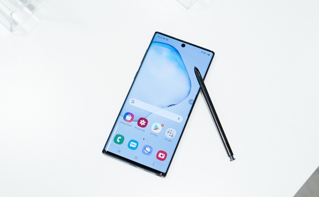 Galaxy Note 10 có thiết kế nhỏ gọn, vừa tay cầm