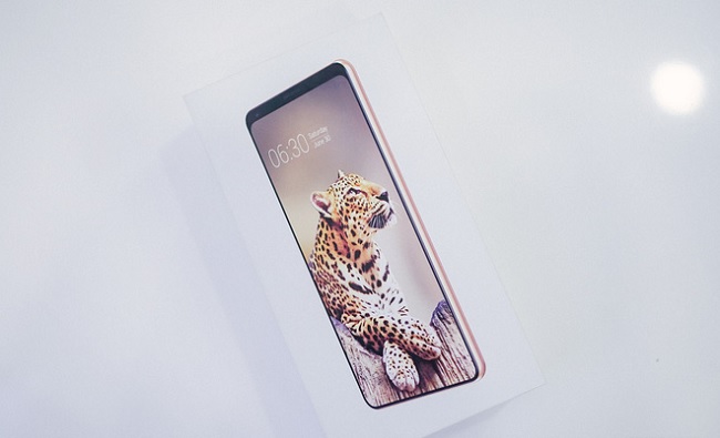 Vỏ hộp của B86 tạo ấn tượng với sự tối giản