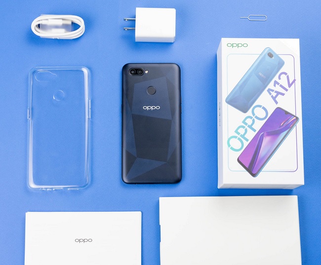 Hộp đựng OPPO A12 và các phụ kiện đi kèm máy
