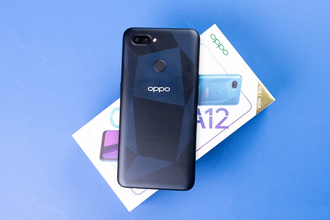 Mặt lưng OPPO A12 được bo cong các cạnh đem đến sự thoải mái cho người sử dụng