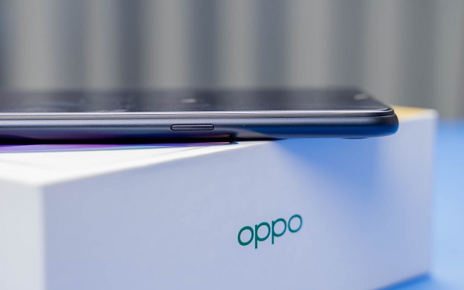 Cạnh phải được bố trí nút nguồn