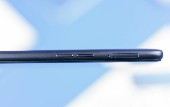 Cạnh trái gồm phím tăng giảm âm lượng và khay SIM