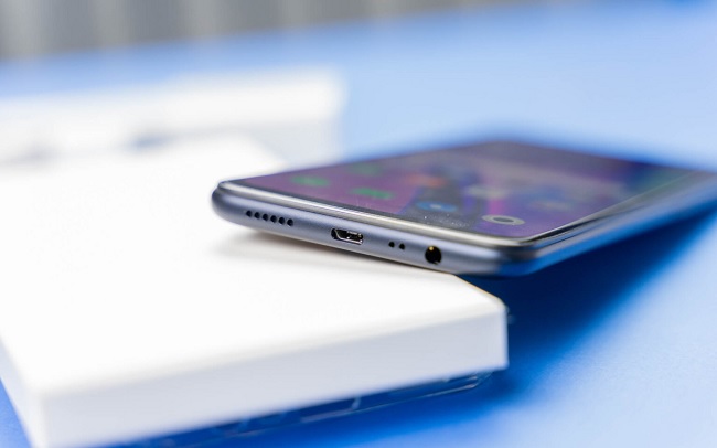 Cạnh đáy bao gồm: jack tai nghe 3.5 mm, mic thu âm, cổng kết nối microUSSB và loa ngoài