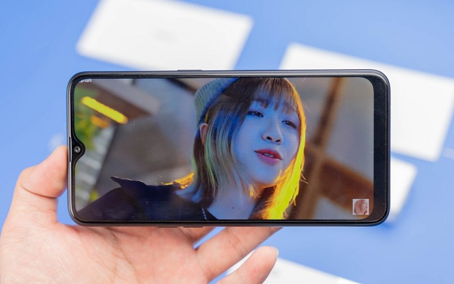 Cảm biến vân tay được đạt ở mặt lưng thay vì đặt ở mặt trước như một số dòng máy hiện nay