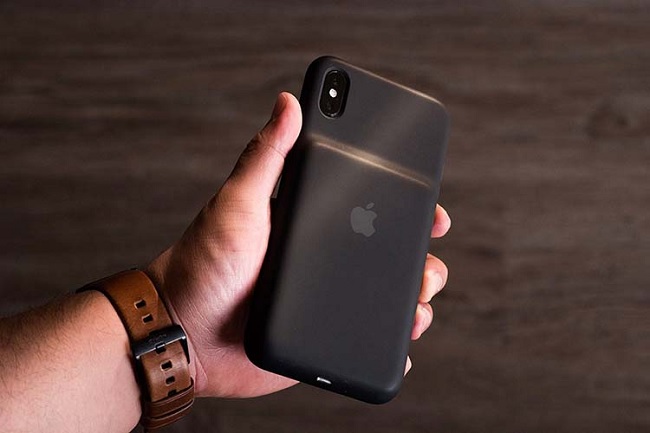 Một chiếc ốp lưng kiêm sạc dự phòng cho iPhone