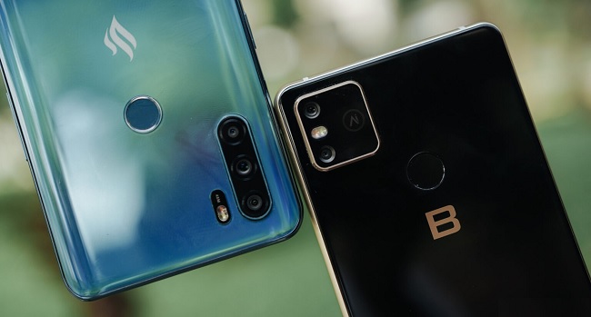 Camera sau của hai thiết bị Việt