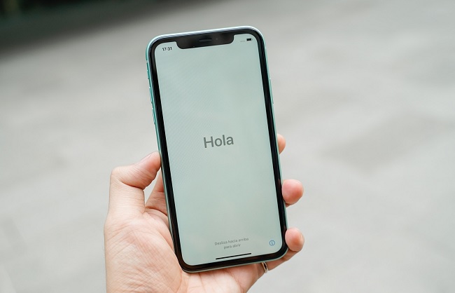 iPhone 11 sở hữu màn hình tràn viền với kích thước và độ phân giải lớn hơn nhiều