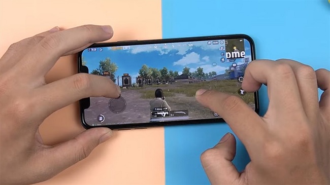 Góc nhìn của iPhone X lại rộng lớn hơn nhiều giúp chúng ta có thể kiểm soát trận đấu hơn