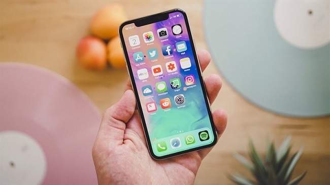 iPhone X sở hữu màn hình tràn viền, tấm nền OLED cho khả năng hiển thị cực kì tốt