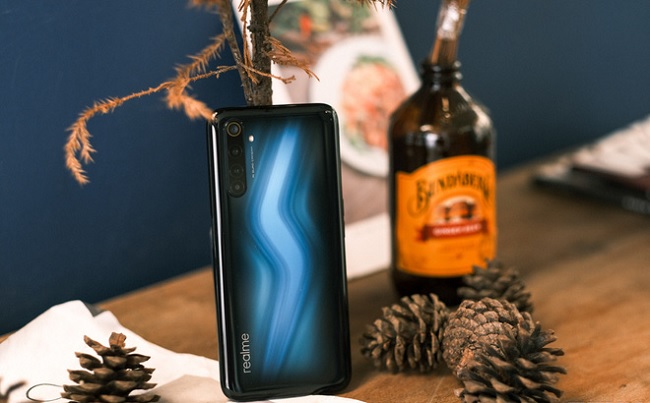 Mặt lưng hiệu ứng “tia sét” mạnh mẽ, khác biệt với những model trước đây của Realme