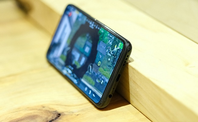 Cạnh dưới thiếu tính thẩm mỹ do sự xắp đặt mất cân đối của jack 3.5mm và dải loa