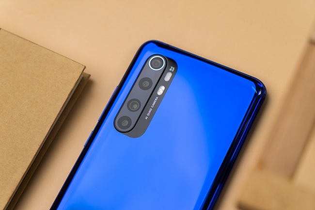 Cụm camera xếp dọc ở mặt sau