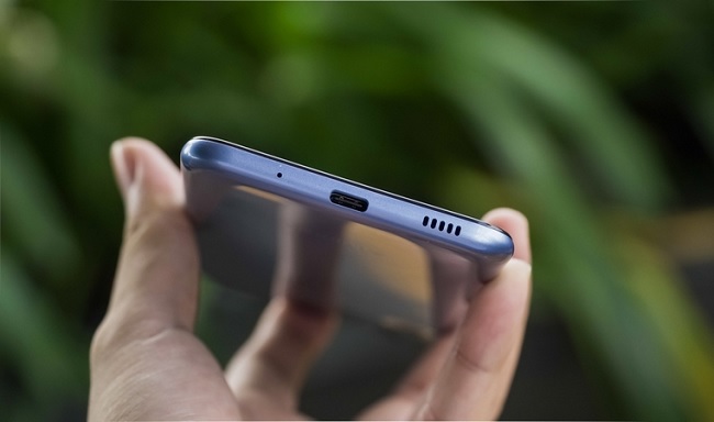 Cạnh đáy máy là nơi đặt micro, cổng kết nối USB-C và loa ngoài