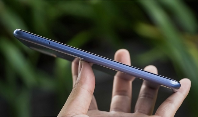 Cạnh trái là vị trí của khay đựng SIM