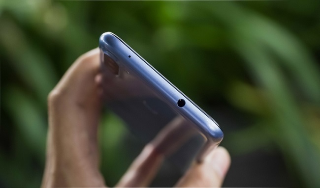 Phần đỉnh máy là jack cắm tai nghe 3.5mm và micro