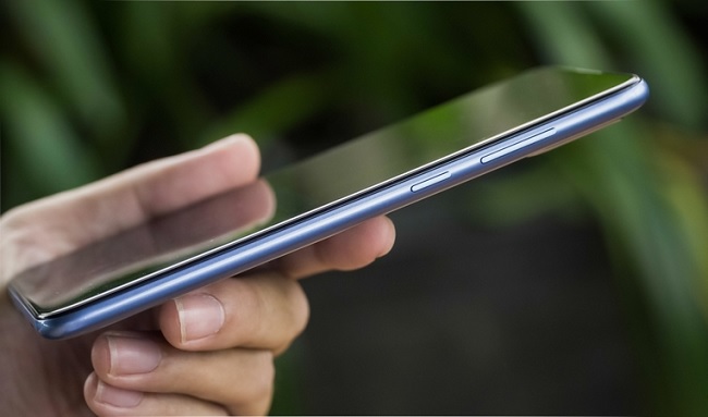 Cạnh phải là phím nguồn và phím tăng giảm âm lượng