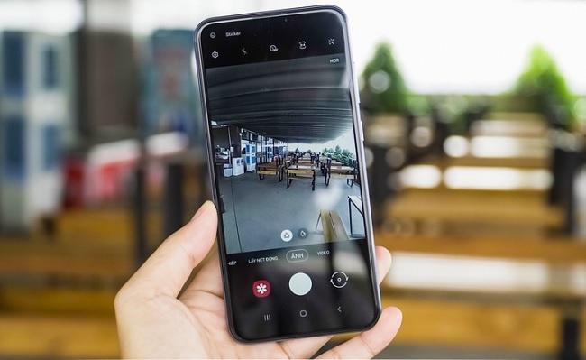 Sở hữu cụm 3 camera sau và không hỗ trợ chế độ chụp đêm