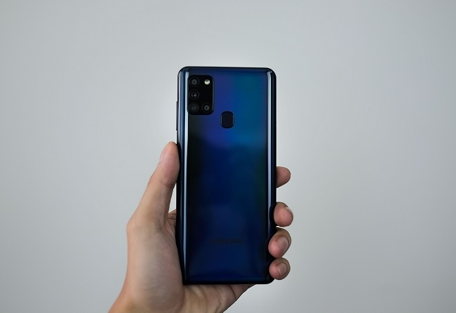 Mặt lưng bóng bảy với hiệu ứng chuyển màu