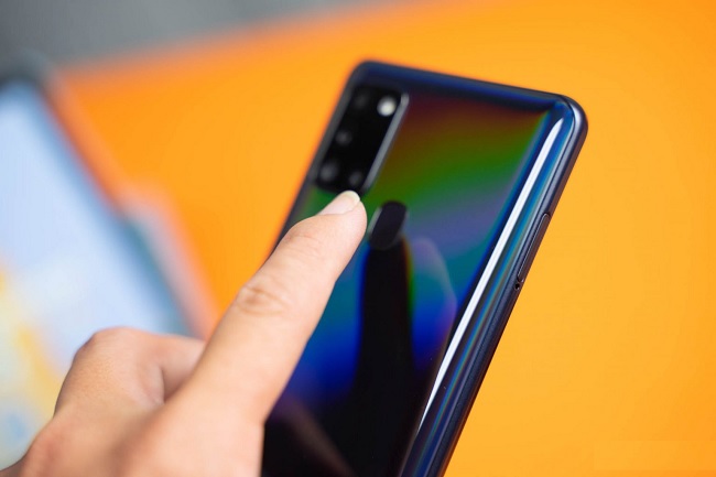 Cảm ứng vân tay ở mặt lưng