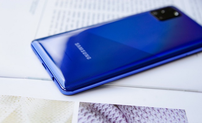 Mặt lưng bóng bẩy cùng các viền được bo cong nhẹ nhàng