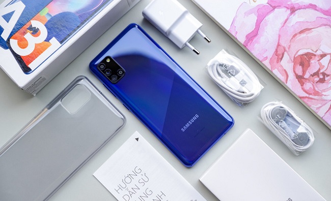 Mặt lưng có khả năng chuyển màu gradient với các đường cắt kim cương kết hợp cùng rãnh khắc bằng laser