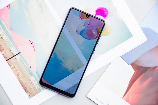 Màn hình lớn với thiết kế Infinity-U cùng cảm biến vân tay dưới màn hình