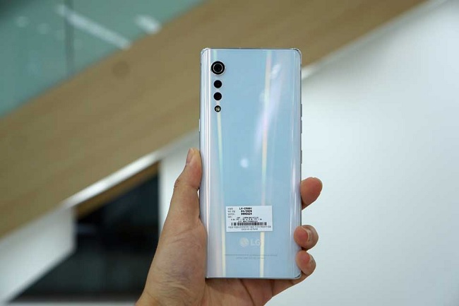 Máy có khả năng chống nước đạt chuẩn IP68, và chứng nhận MIL-STD 810G