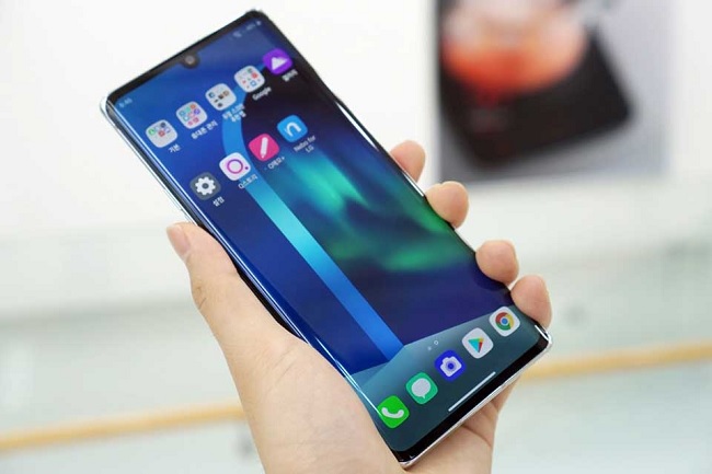 Kích thước màn hình lớn cùng cảm biến vân tay được tích hợp ngay bên dưới màn hình