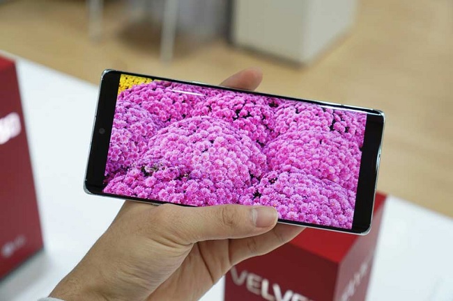 Máy sử dụng con chip Snapdragon 765 hỗ trợ 5G, viên pin lớn và hỗ trợ sạc không dây 10W