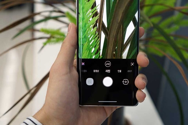Camera được tập trung vào khả năng quay video nhiều hơn là khả năng zoom