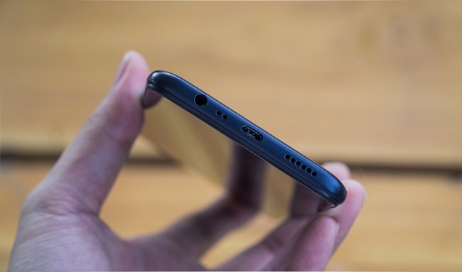 Cạnh đáy máy là jack cắm tai nghe 3.5 mm, 2 mic, cổng microUSB và loa ngoài