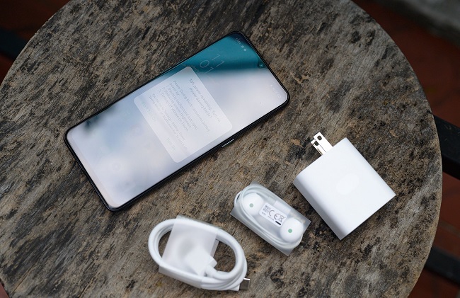 OPPO Reno3 cùng các phụ kiện đi kèm