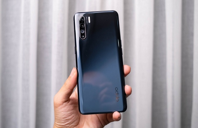 Mặt lưng OPPO Reno3 được làm bằng nhựa phủ bóng, mang lại vẻ ngoài sang trọng và thẩm mỹ