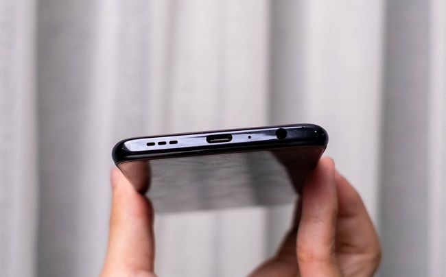 Cạnh đáy là jack cắm tai nghe 3.5mm truyền thống, mic thoại, loa ngoài và cổng sạc USB-C