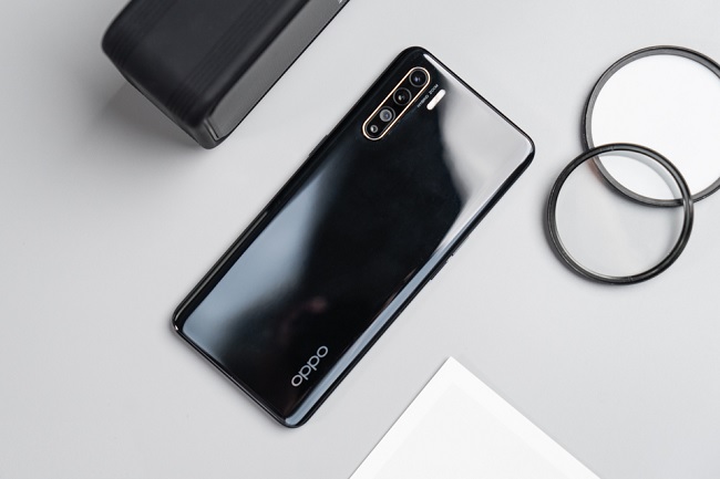 Mặt lưng bóng bẩy và ấn tượng với cách đặt so le cụm camera và dòng chữa OPPO xếp hàng dọc