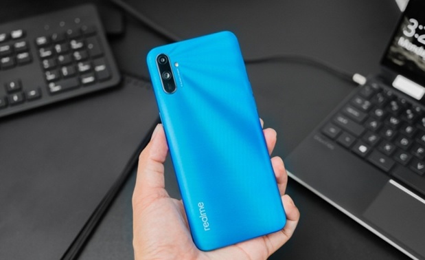Trên tay Realme C3i rất vừa vặn và thoải mái