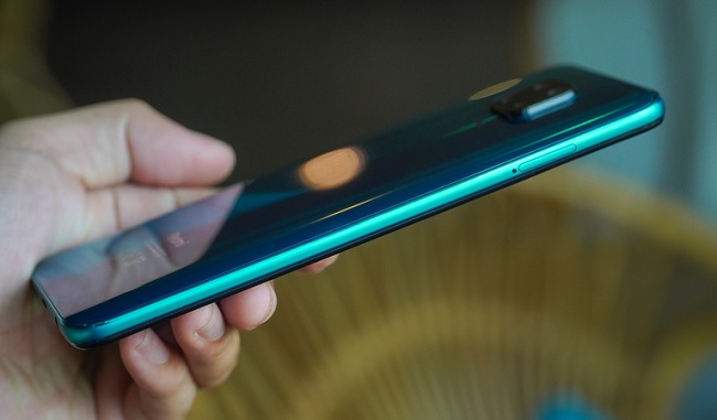 Cạnh trái chỉ có duy nhất khay cắm thẻ nhớ và cắm sim