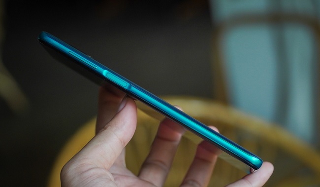 Cạnh phải gồm nút nguồn kết hợp cảm biến vân tay và phím tăng giảm âm lượng