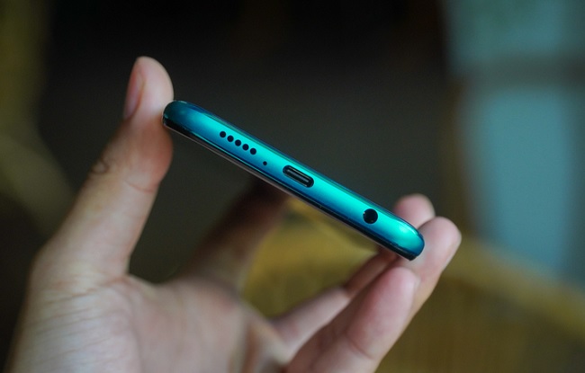 Cạnh đáy gồm jack tai nghe 3.5mm, cổng kết nối USB-C, mic và loa ngoài