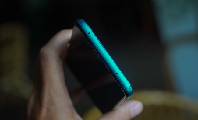 Cạnh đỉnh có 1 mic phụ và 1 cổng hồng ngoại