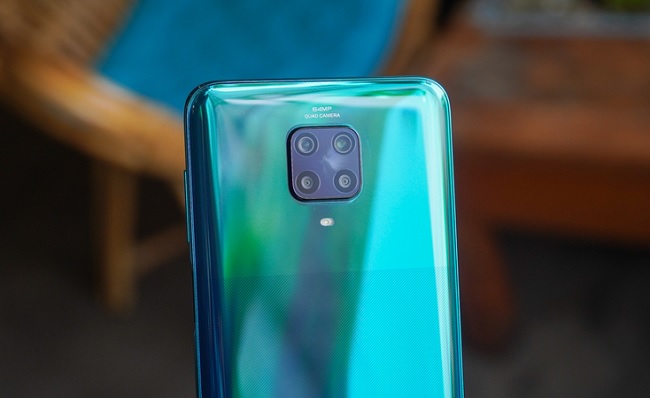 4 camera chính được xếp vào 4 góc của hình vuông đối xứng nhau