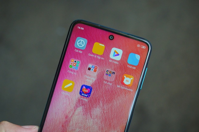 Cảm biến selfie được đặt trong lỗ đục chính giữa cạnh trên màn hình