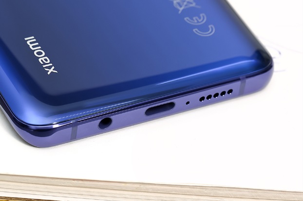 Cạnh đáy của máy gồm jack tai nghe 3.5mm, cổng kết nối USB-C, mic và loa ngoài